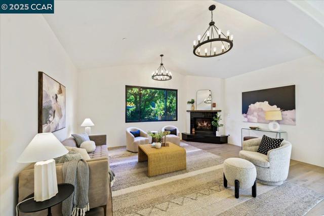132 Quinterra Ln, Danville CA: https://media.crmls.org/mediaz/fd217ce9-685d-416b-ac28-c023d0876e98.jpg