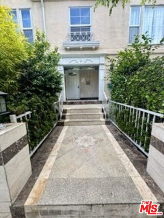 137 S Crescent Drive, Beverly Hills CA: https://media.crmls.org/mediaz/fd227ad9-516b-419a-bf0e-203b33e4e84d.jpg