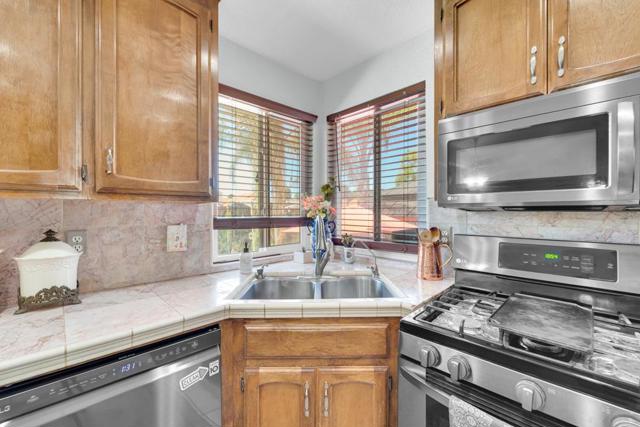 711 Kirkwood Court, Los Banos CA: https://media.crmls.org/mediaz/fd232328-b6ae-4994-b795-d897b433bf9b.jpg