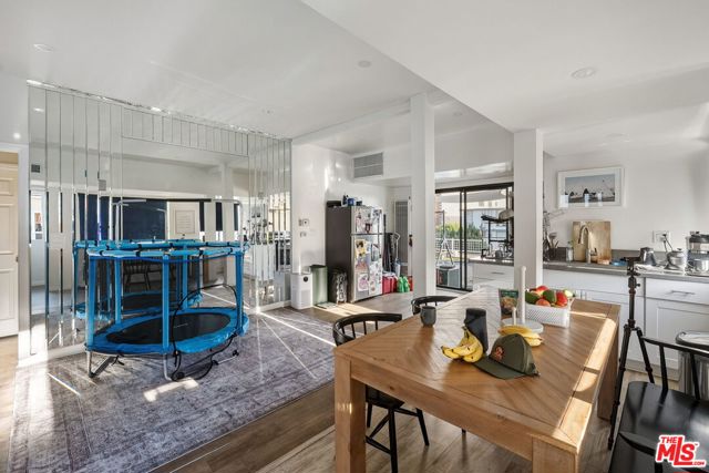 10767 Massachusetts Avenue, Los Angeles CA: https://media.crmls.org/mediaz/fd232d46-6b87-448e-b01c-4d032e3cf336.jpg