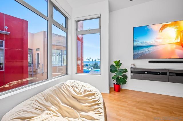 465 S Cleveland St, Oceanside CA: https://media.crmls.org/mediaz/fd255f6e-e4ca-4567-a50e-8f7601f236a3.jpg