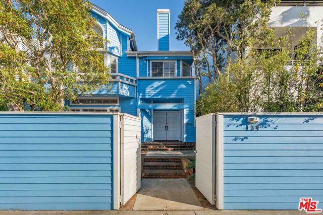 134 Roma Court, Marina del Rey CA: https://media.crmls.org/mediaz/fd26fd8e-83b6-4075-aacd-165255076220.jpg