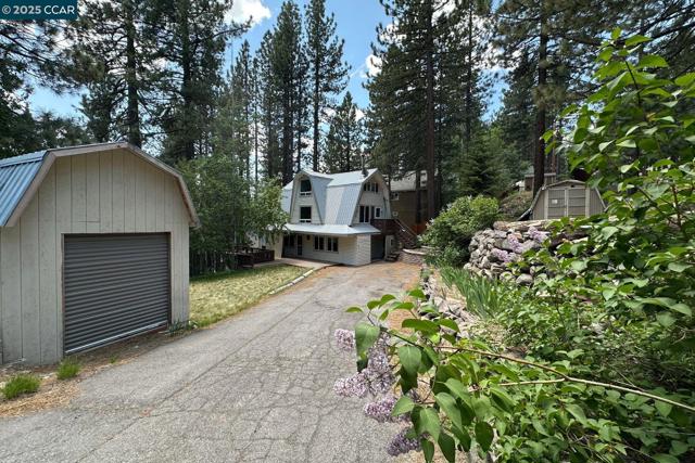 12255 Sierra Dr, Truckee CA: https://media.crmls.org/mediaz/fd27ed6a-dcb2-43a8-981c-a1416c51b980.jpg