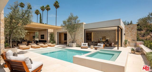 1039 Wallace, Beverly Hills CA: https://media.crmls.org/mediaz/fd28fd00-11bf-4f16-8d7a-8705bb872a07.jpg