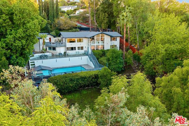 4854 Brewster Drive, Tarzana CA: https://media.crmls.org/mediaz/fd2925b6-5848-43bd-8571-2cdef3d2ddc8.jpg