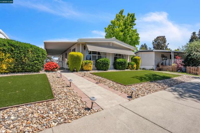 2137 Dalis Dr, Concord CA: https://media.crmls.org/mediaz/fd2a16e9-b811-42be-b9a6-78de56ca3033.jpg