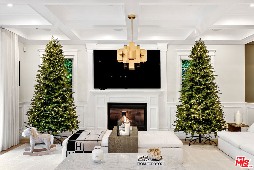 https://media.crmls.org/mediaz/fd2a3ff2-9223-41dc-bc75-5661cfee6562.jpg?preset=X-Large