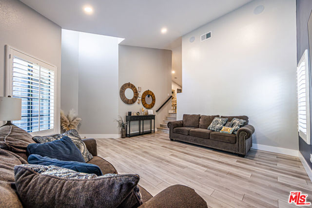 20055 Avenue Of The Oaks, Newhall CA: https://media.crmls.org/mediaz/fd2a5d5f-c312-40b6-9e47-65a907012ecd.jpg