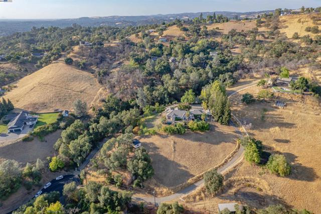 7745 Winter Snow Ct, Newcastle CA: https://media.crmls.org/mediaz/fd2b7194-3c6b-4faf-a5ce-3c98567385d5.jpg