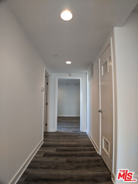 5143 White Oak Avenue, Encino CA: https://media.crmls.org/mediaz/fd2ba6ae-27ae-4189-a746-856690b8ddc7.jpg