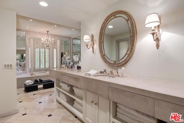 2807 Deep Canyon Drive, Beverly Hills CA: https://media.crmls.org/mediaz/fd2bb7ab-0a7c-4a38-8c64-7da7588b946f.jpg