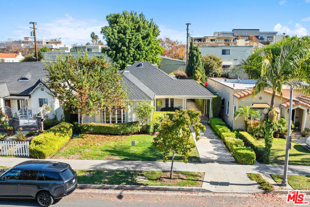 168 N Wetherly Drive, Beverly Hills CA: https://media.crmls.org/mediaz/fd2c6e25-e723-4015-8853-4a7e79607708.jpg