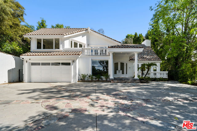16221 Elisa Place, Encino CA: https://media.crmls.org/mediaz/fd2d3d97-0bc2-4cab-a9fa-b115a407c7c7.jpg