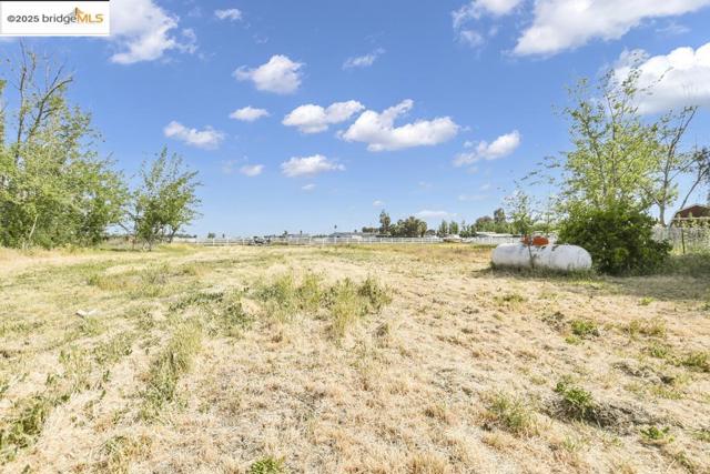 26893 Marsh Creek Rd, Brentwood CA: https://media.crmls.org/mediaz/fd2d9ec7-b618-4156-a294-531e94683155.jpg