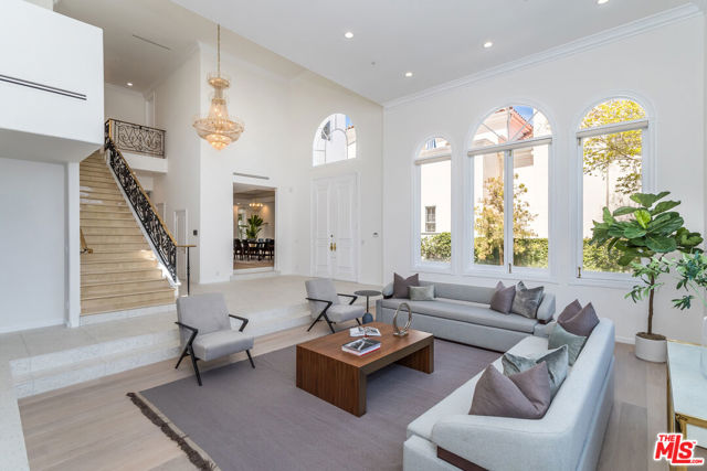 107 N Doheny Drive, Beverly Hills CA: https://media.crmls.org/mediaz/fd2e4093-6c7b-42e6-85ed-99755e706560.jpg