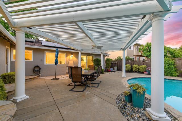5204 Hummingbird Rd, Pleasanton CA: https://media.crmls.org/mediaz/fd2e65c1-e444-4100-92a0-49f9e67f455b.jpg