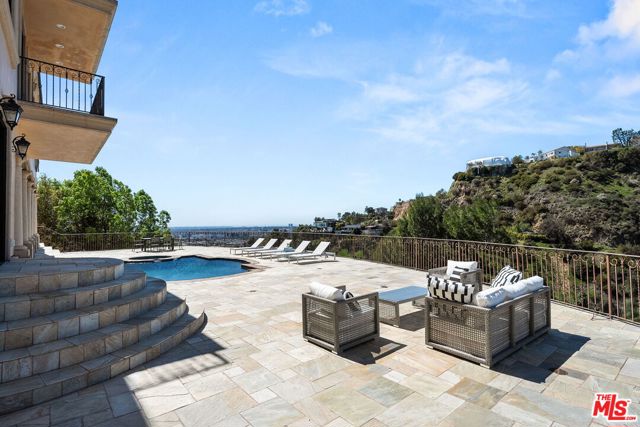 8027 Floral Avenue, Los Angeles CA: https://media.crmls.org/mediaz/fd2f3269-5059-4fdc-bf19-5c492fb48ecb.jpg