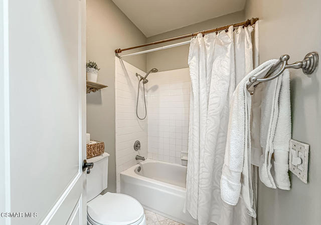 678 Via Carro, Newbury Park CA: https://media.crmls.org/mediaz/fd3079c1-2968-46e0-8049-812bb1d847e6.jpg