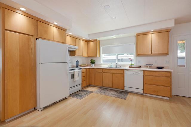 3301 Ashwood Way, Soquel CA: https://media.crmls.org/mediaz/fd30f173-8b58-4adc-a016-3e96c3faf8bb.jpg