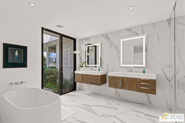 6 Trojan Court, Rancho Mirage CA: https://media.crmls.org/mediaz/fd315699-a7eb-456f-b2f0-5371cfce7505.jpg