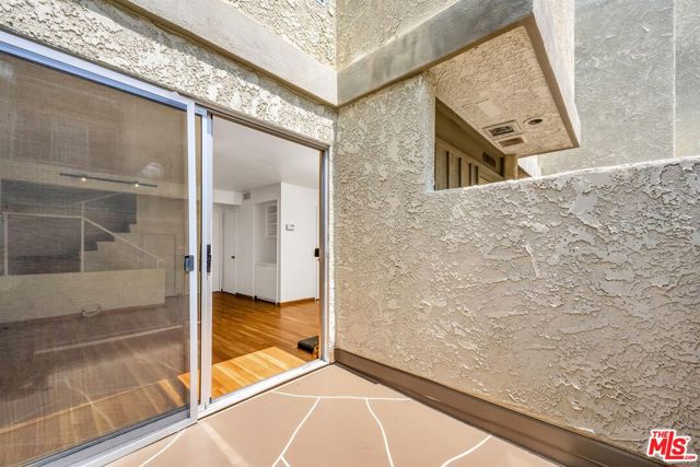 11744 Moorpark Street, Studio City CA: https://media.crmls.org/mediaz/fd31886c-b96d-4224-829b-85361113de50.jpg