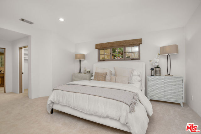 2917 N Poinsettia Avenue, Manhattan Beach CA: https://media.crmls.org/mediaz/fd318a27-98b8-4b0c-8e92-599d3302846e.jpg