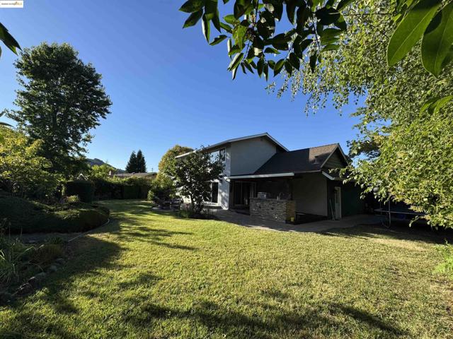 8 Juniper Way, Moraga CA: https://media.crmls.org/mediaz/fd318c43-a299-49d2-b85d-a795200e92cd.jpg