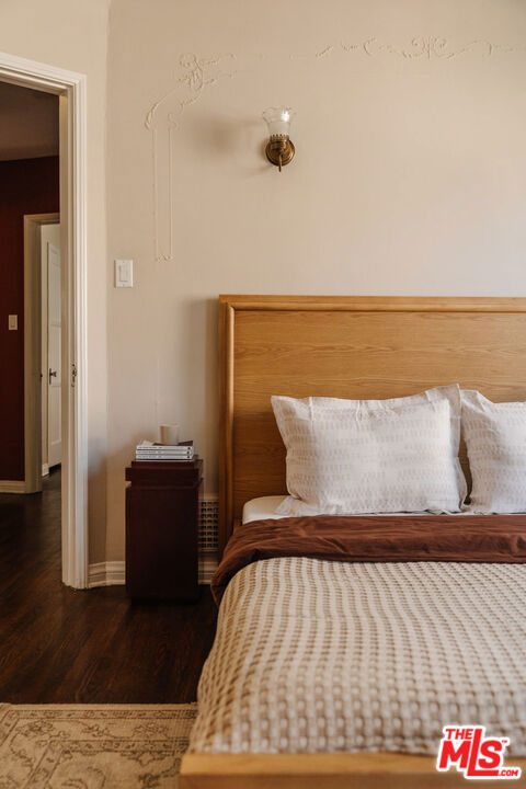 3975 Sutro Avenue, Los Angeles CA: https://media.crmls.org/mediaz/fd31bc42-aba1-43d0-8dc6-d9b2385949d5.jpg