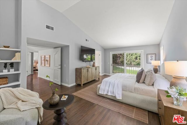 10411 Windtree Drive, Bel Air CA: https://media.crmls.org/mediaz/fd31bca4-5390-4646-875b-719bf94a12b9.jpg