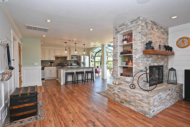 5295 Winifred Dr, Castro Valley CA: https://media.crmls.org/mediaz/fd322cff-7a99-4040-ad82-9150a43ddab7.jpg