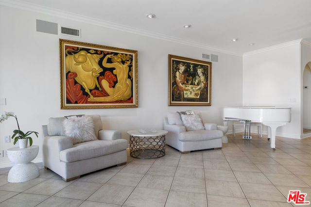 7834 Electra Drive, Los Angeles CA: https://media.crmls.org/mediaz/fd32368c-f6f1-492e-8804-46e2f2fa06c7.jpg