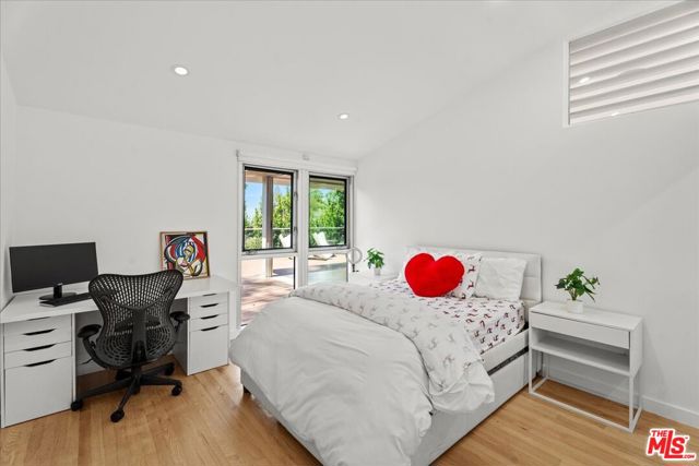 3567 Woodcliff Road, Sherman Oaks CA: https://media.crmls.org/mediaz/fd325958-fa9b-487a-ad22-8c47223856c8.jpg