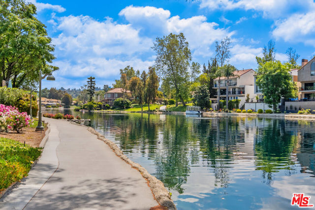 4392 Park Paloma, Calabasas CA: https://media.crmls.org/mediaz/fd32b122-52e3-42de-9950-e305d3c7fe2d.jpg