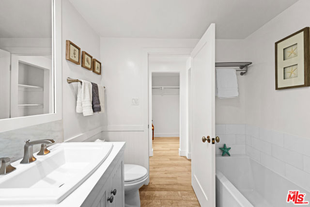 23908 De Ville Way, Malibu CA: https://media.crmls.org/mediaz/fd34628e-e5ae-45be-aee6-37ecc43a5380.jpg