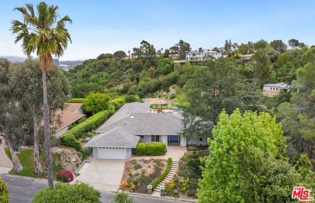 15901 High Knoll Road, Encino CA: https://media.crmls.org/mediaz/fd355a56-38a2-4bd0-9c42-067d1cf99816.jpg