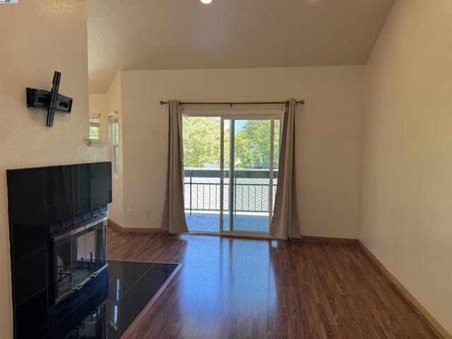 7765 Canyon Meadow Cir, Pleasanton CA: https://media.crmls.org/mediaz/fd36f471-bc02-496b-9da6-850deadee553.jpg