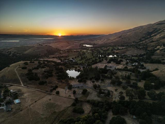 3415 Spring Creek Lane, Milpitas CA: https://media.crmls.org/mediaz/fd36f8c2-1c46-4164-9cae-1b2aec34a217.jpg