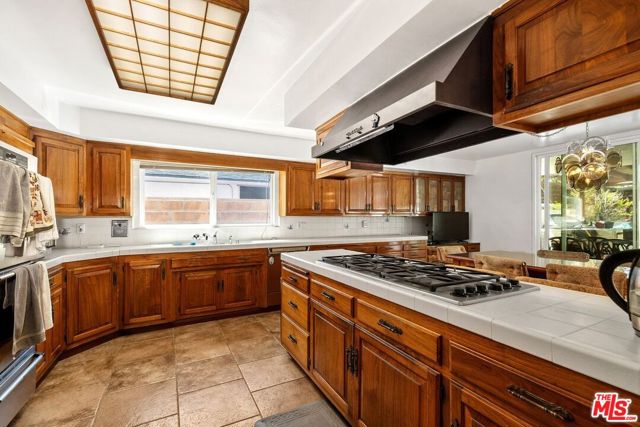 6505 S Halm Avenue, Los Angeles CA: https://media.crmls.org/mediaz/fd37dd92-f9cf-4afb-96c5-f4531133ea9f.jpg