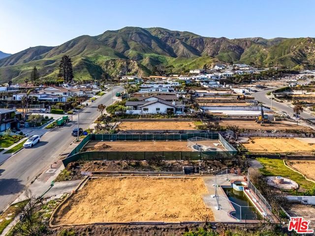 3808 Castlerock Road, Malibu CA: https://media.crmls.org/mediaz/fd38ce6f-d1b9-429c-8f5b-e6bae0cd789f.jpg