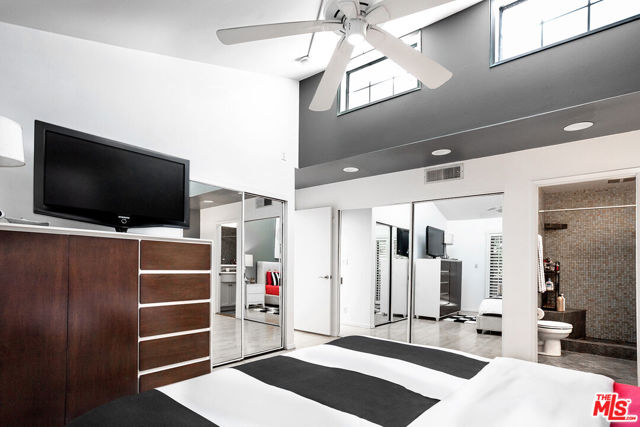 5920 Chula Vista Way, Los Angeles CA: https://media.crmls.org/mediaz/fd38d05b-50dc-4f10-bb1d-e4ab061b8afc.jpg