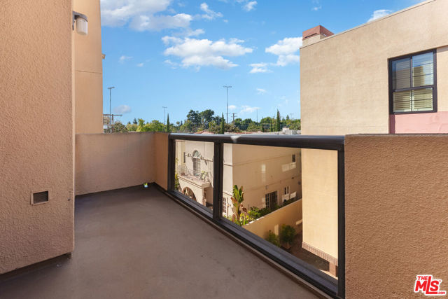 235 S Tower Drive, Beverly Hills CA: https://media.crmls.org/mediaz/fd398dd5-3e84-4a79-86bf-f69acdb8eba9.jpg