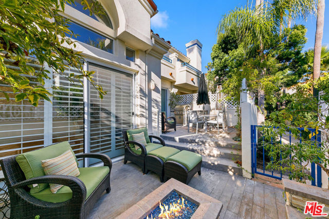 6477 Zuma View Place, Malibu CA: https://media.crmls.org/mediaz/fd399f75-313a-42d9-8615-1f9357413853.jpg