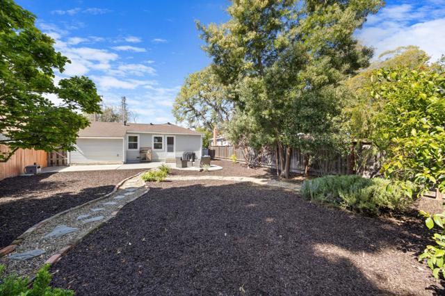 3755 Bay Road, Menlo Park CA: https://media.crmls.org/mediaz/fd39bd1e-22ba-451d-bb33-d4c25529e32f.jpg