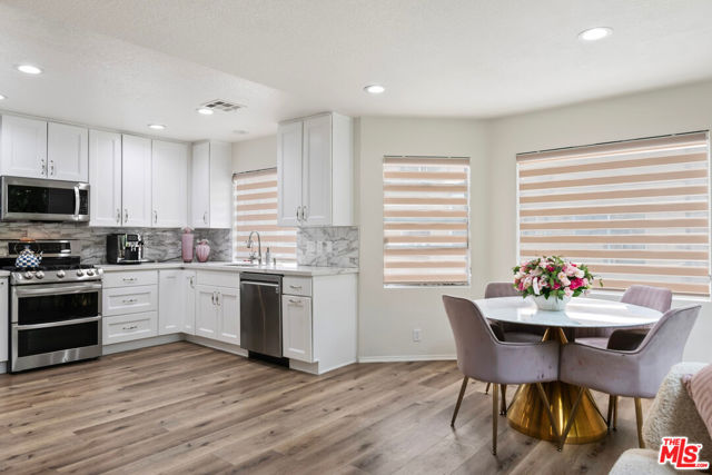 18730 Hatteras Street, Tarzana CA: https://media.crmls.org/mediaz/fd3a3f59-129e-46ec-bf8e-b0c0d0275824.jpg