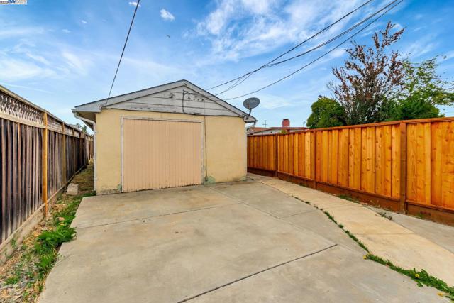 6547 Dairy Ave, Newark CA: https://media.crmls.org/mediaz/fd3a6397-9ddd-4bdd-92cd-355392a5703f.jpg