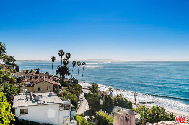 17810 Castellammare Drive, Pacific Palisades CA: https://media.crmls.org/mediaz/fd3ab804-0be9-40eb-9a32-aff0ce1adb81.jpg