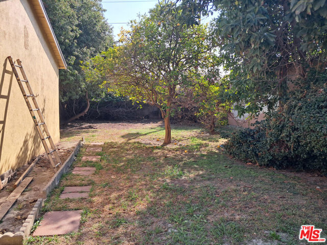 1048 W 125th Street, Los Angeles CA: https://media.crmls.org/mediaz/fd3b0cb5-0132-433a-a393-186a1fdbabc3.jpg