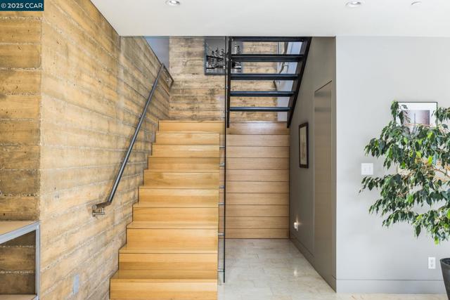 2 Crane Ct, Orinda CA: https://media.crmls.org/mediaz/fd3c20fa-9529-41e5-9f0c-69bb01b14864.jpg