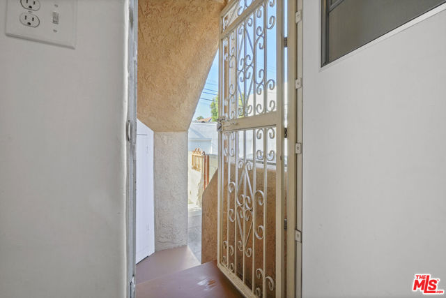 1143 S Rimpau Boulevard, Los Angeles CA: https://media.crmls.org/mediaz/fd3c58da-7d5f-4e89-9334-63d28291ab27.jpg