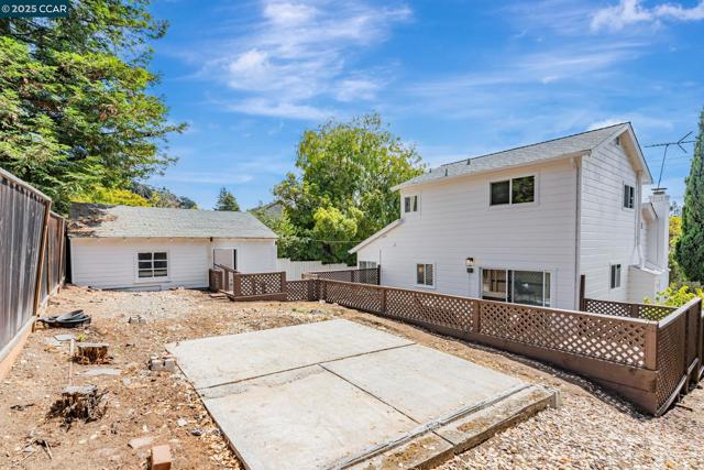 147 Covington St, Oakland CA: https://media.crmls.org/mediaz/fd3c8cfe-e69a-4102-91fd-36a686b4f7ff.jpg